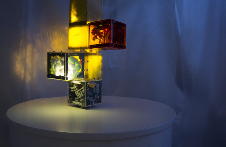 Komische Kunstrukt - interaktive Skulptur made from single connecting cubes