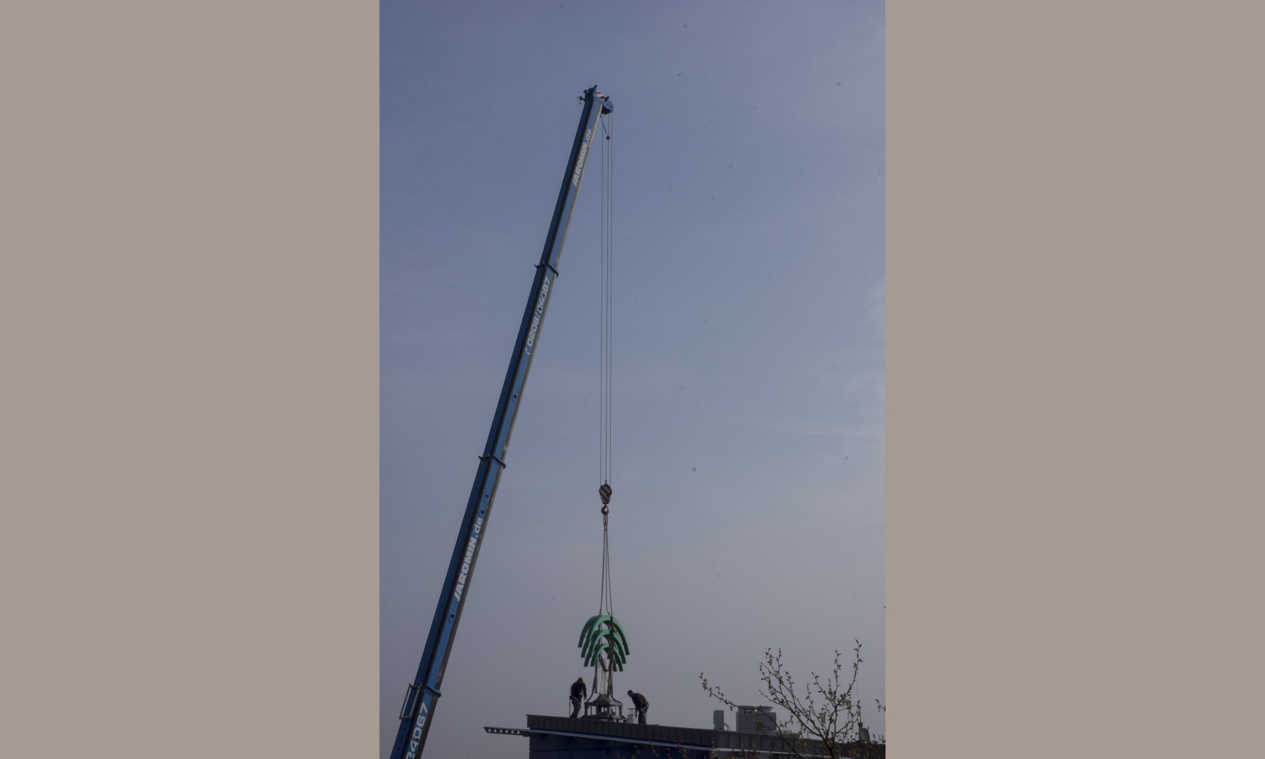 A crane taking down the N-symbol from the former Norris bank in Essen