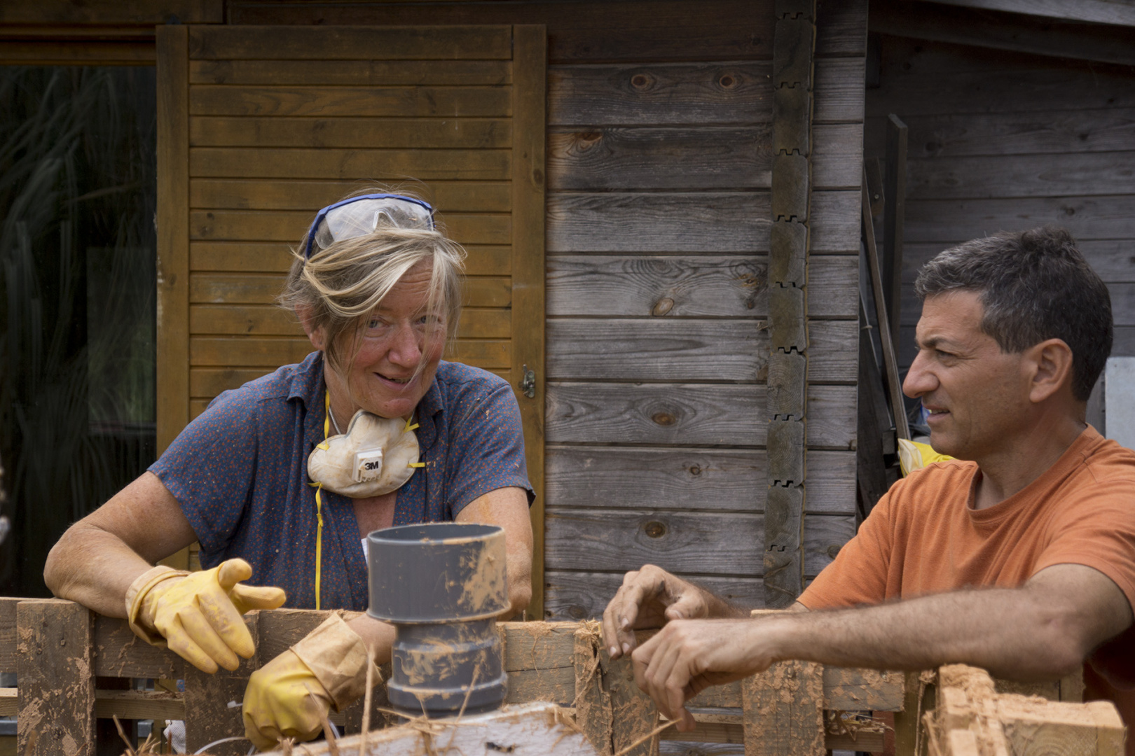 Bee and TH discussing the insulation of a biogas plant