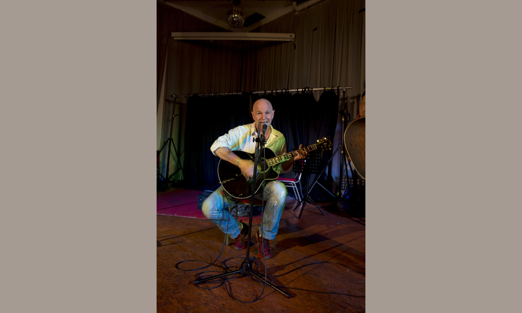 A musician performing a song at the Unperfekthaus in Essen