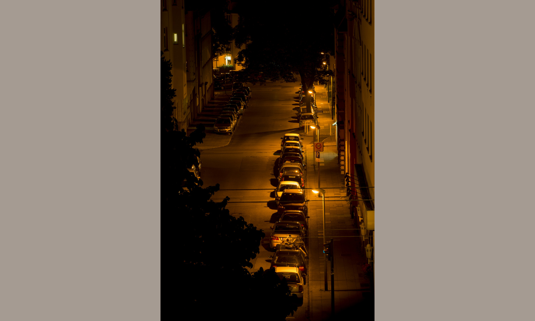A view into the Herwarthstraße, Essen, from above during night