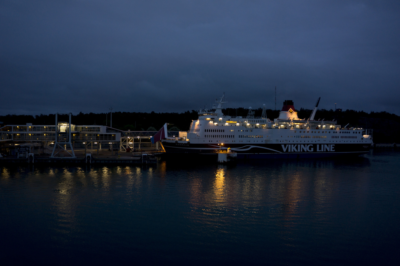 A ferry at the port of Maarianhamina during night