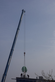 A crane taking down the N-symbol from the former Norris bank in Essen