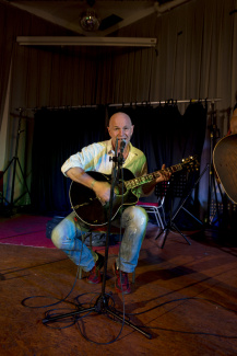 A musician performing a song at the Unperfekthaus in Essen