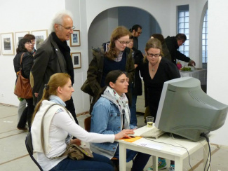 Visitors viewing Bianca Wickinghoffs virtuall rooms