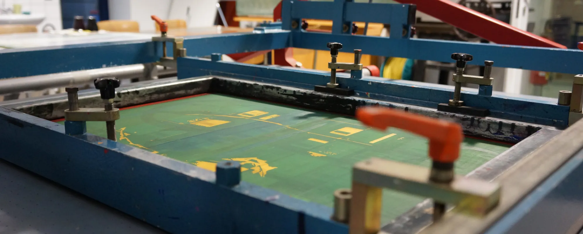 Silk screening of Lumia - the thieve in the printing frame