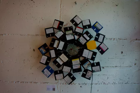 Wandbluem - 3,5 floppy disc sculpture by artist Dominik Jais