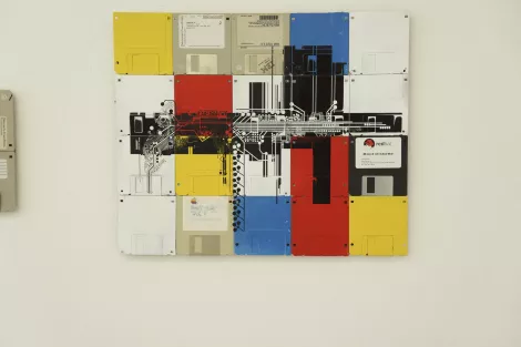 Uzi silk screening on 3.5" floppy disks - media art by Dominik Jais